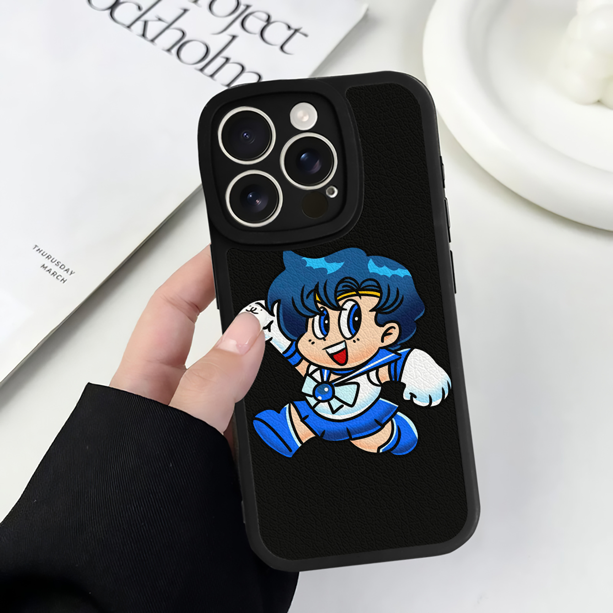 （画像用） 美少女戦士セーラームーン 水野 亜美 みずの あみ Sailor Moon Mizuno Ami 【iPhone 16シリーズ対応】シリコンスマホケース（レザー調） 材質：シリコン